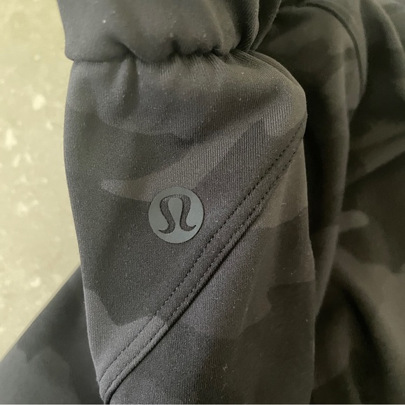 Lululemon Stretch High Rise 7/8 Pants - Camo Size 2 - Picture 6 of 9